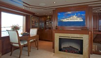 Yacht AMARULA SUN -   Skylounge Fireplace